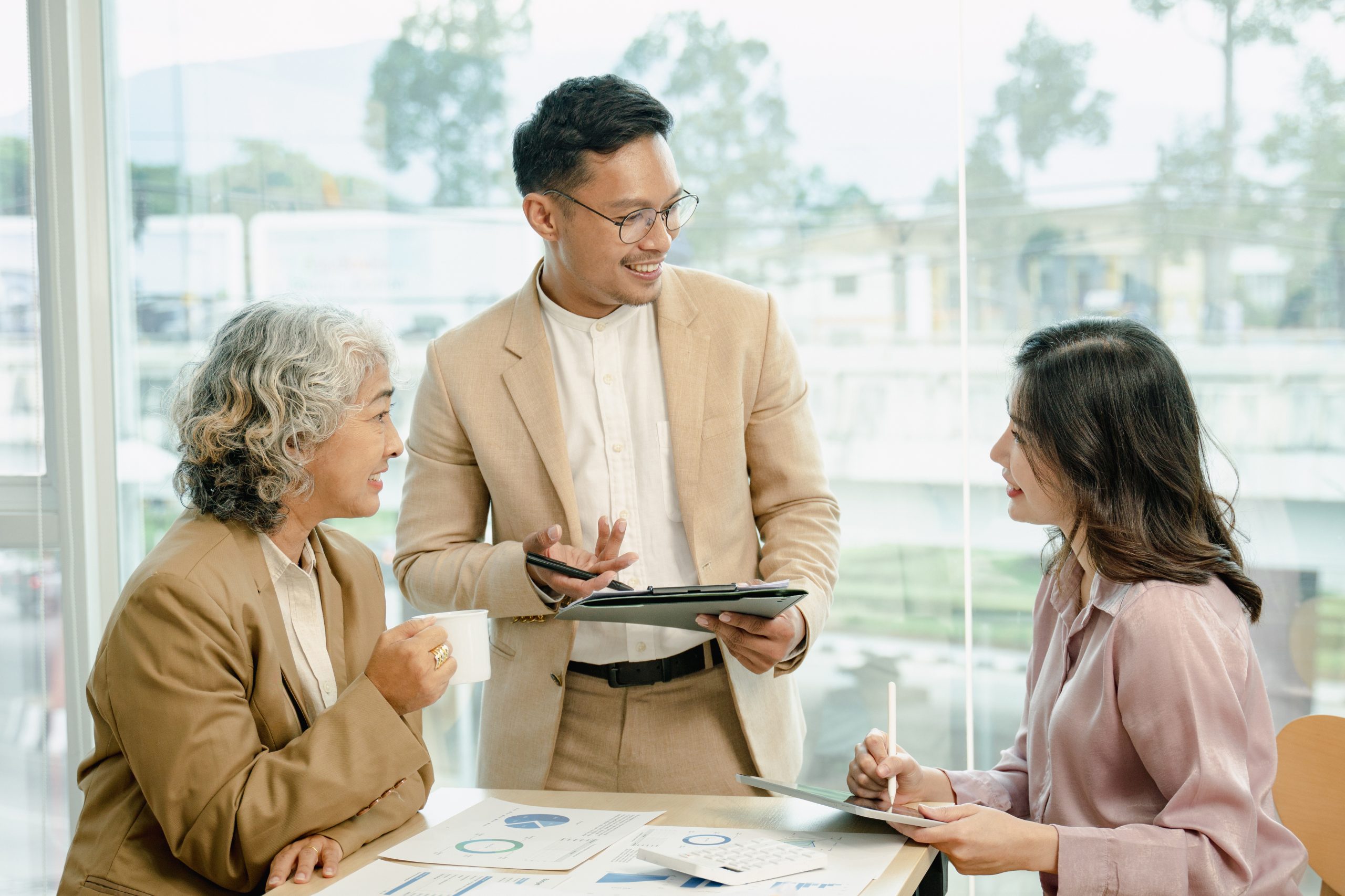 Connectxis advisers with a client